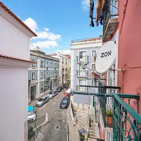 Alfama Light-filled Apartment, By Timecooler Lejlighed