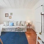 Alfama Light-filled Apartment, By Timecooler Апартаменты