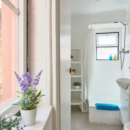 Alfama Light-filled Apartment, By Timecooler * Lisboa