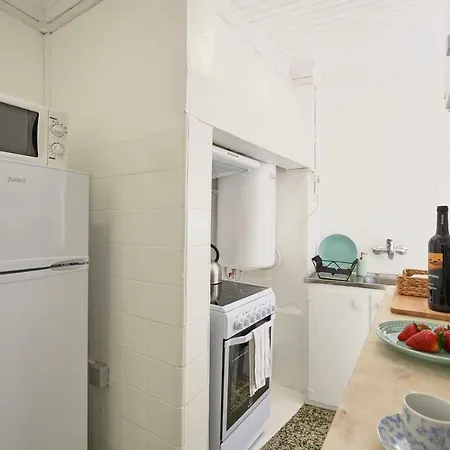 Alfama Light-filled Apartment, By Timecooler Apartman *